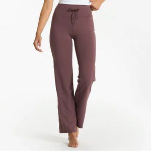 Vuori Daiky Wide leg leggings & stride bra in chestnut color- XS SIZE